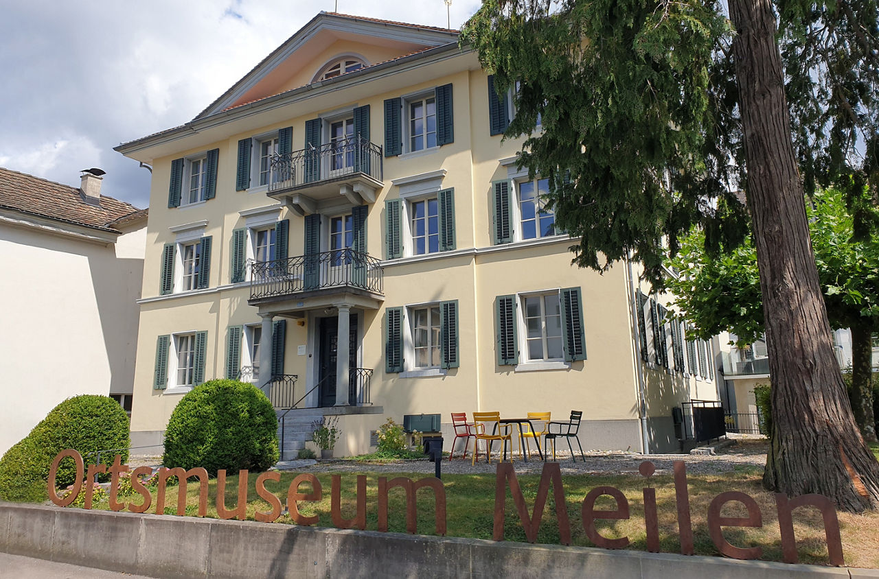 Das Museum von aussen bei Tag.