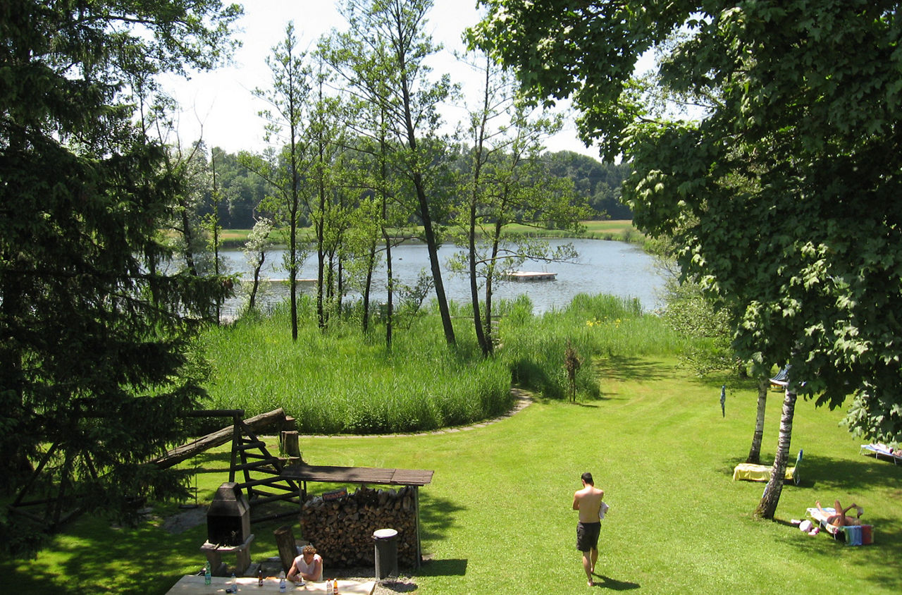Der Egelsee umgeben von Bäumen. 