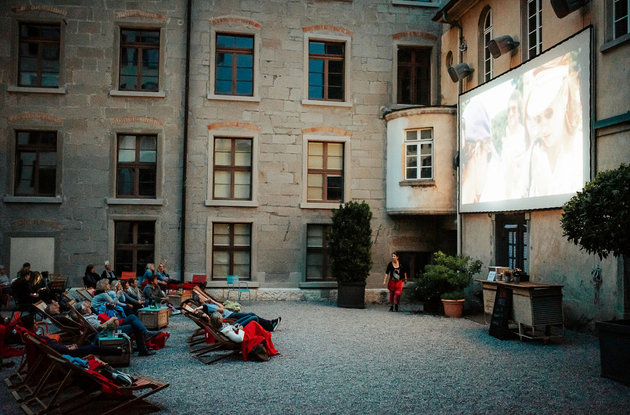 Die grosse Kinoleinwand im neuen Kino Freienstein.