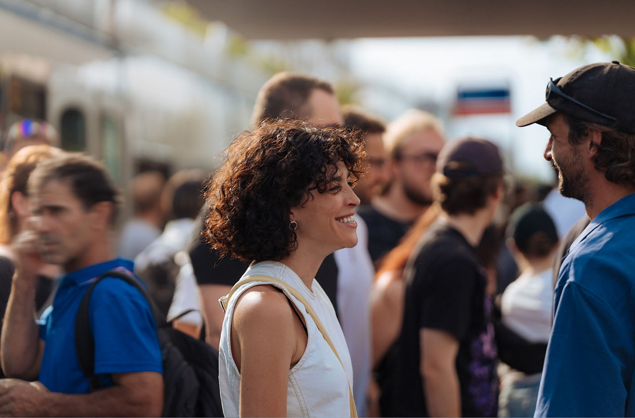 Lachende Frau beim Aussteigen von Tram.