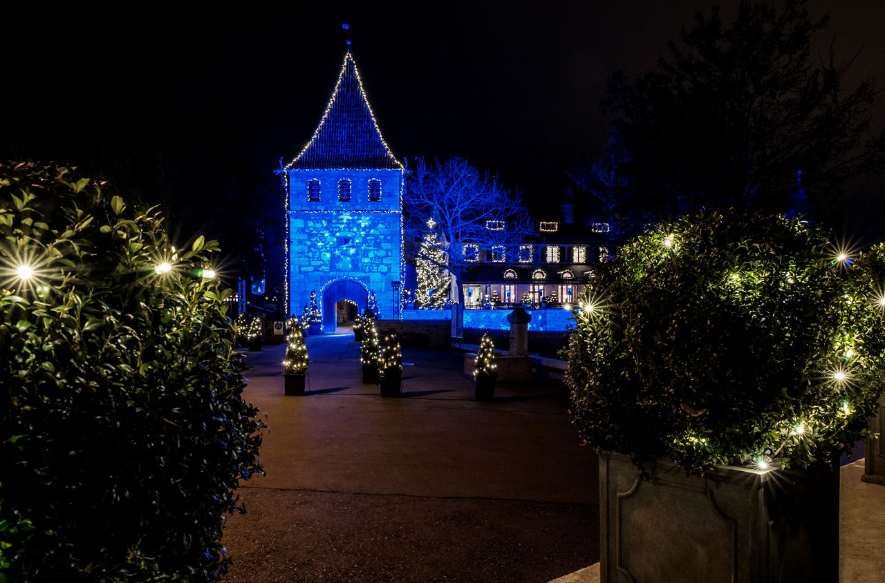 Schloss Laufen am Rheinfall mit blauer Beleuchtung