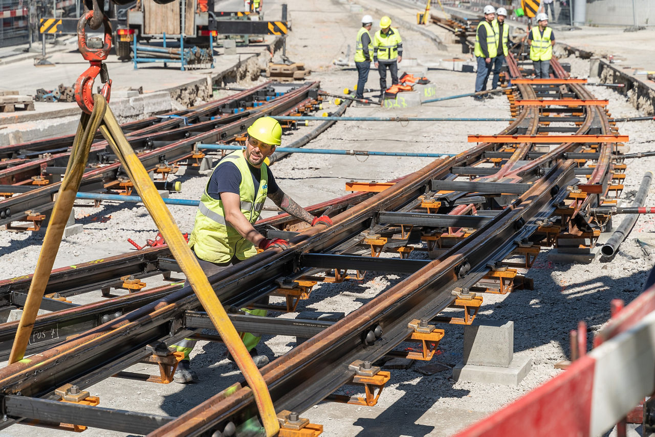 Grossbaustelle Roemerhof. Sonntag:  Die neuen Schienen werden verlegt. Hier ist Pedro Reis an der Arbeit. Bild Tom Kawara fuer VBZ, 30.5.-1.6.2021. Genaue Uhrzeit und Datum siehe Dateinamen oder EXIF-Informationen.