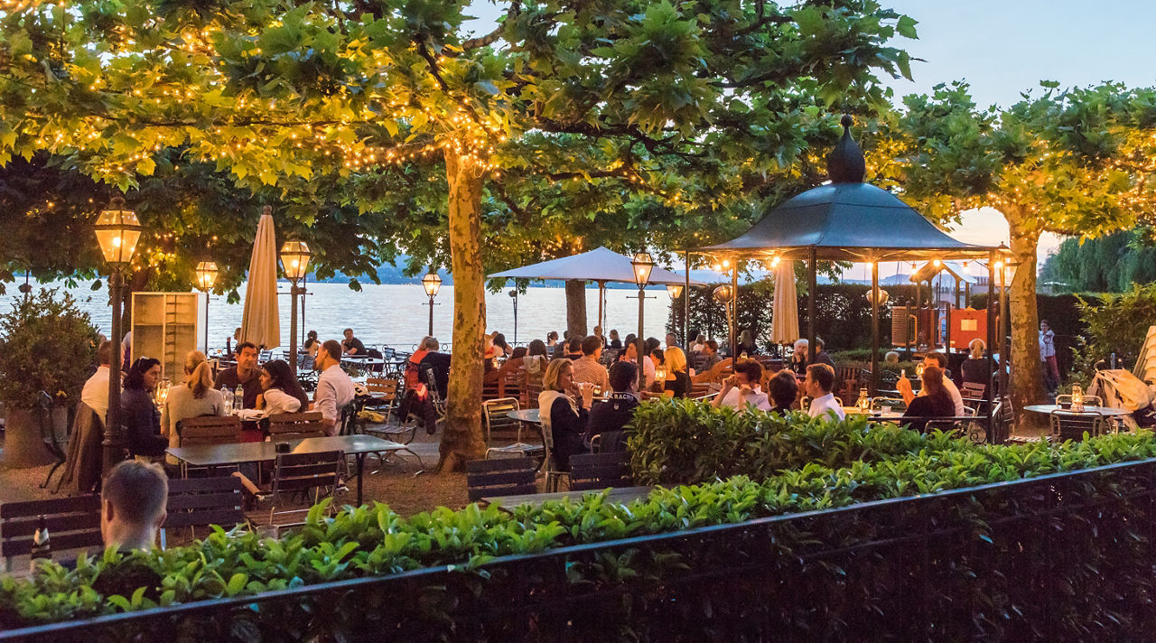 Gäste im Restaurant auf der Terrasse des Romantik Seehotels Sonne in Küsnacht