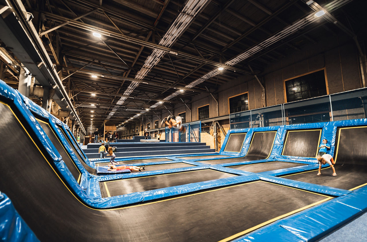 Kinder auf Trampolinen im Skills Park Winterthur