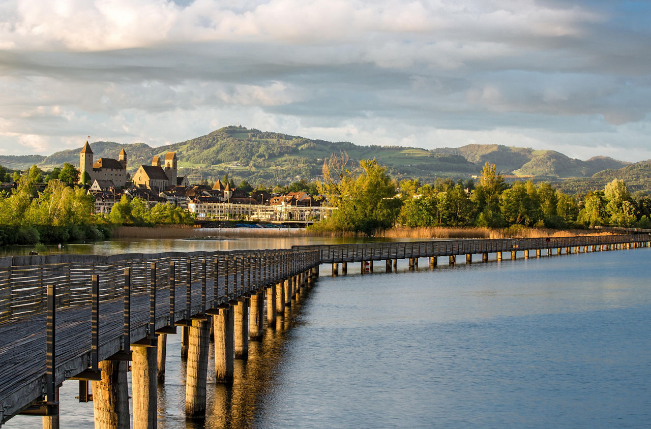 Holzbrücke mit Sicht auf das Städtchen Rapperswil