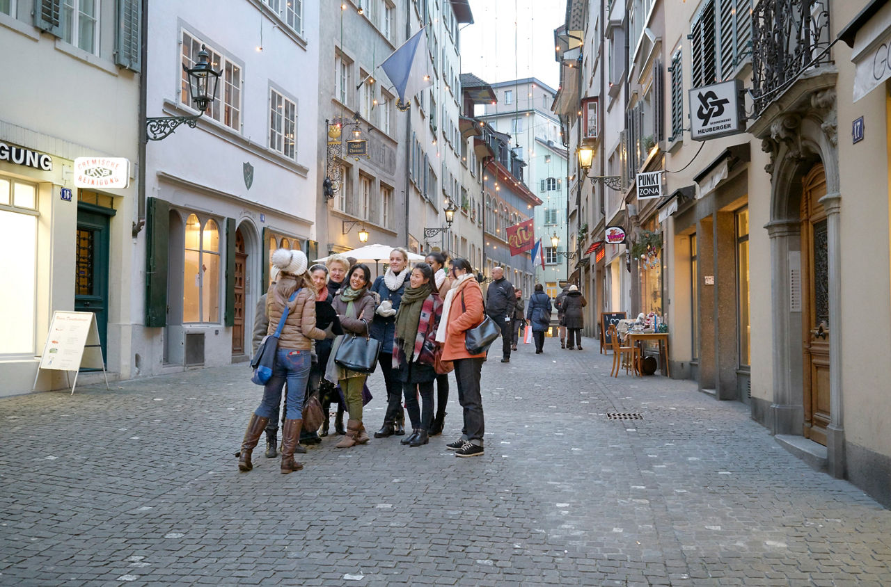 Gruppe auf einer Stadtführungen in Zürich im Winter