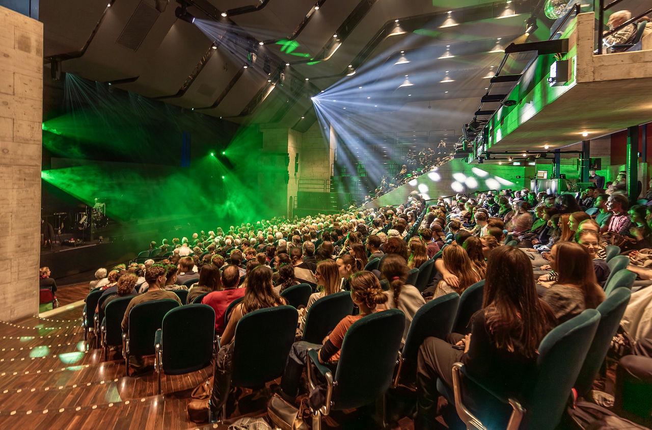 Publikum mit Sicht auf die Bühne im Theater Winterthur