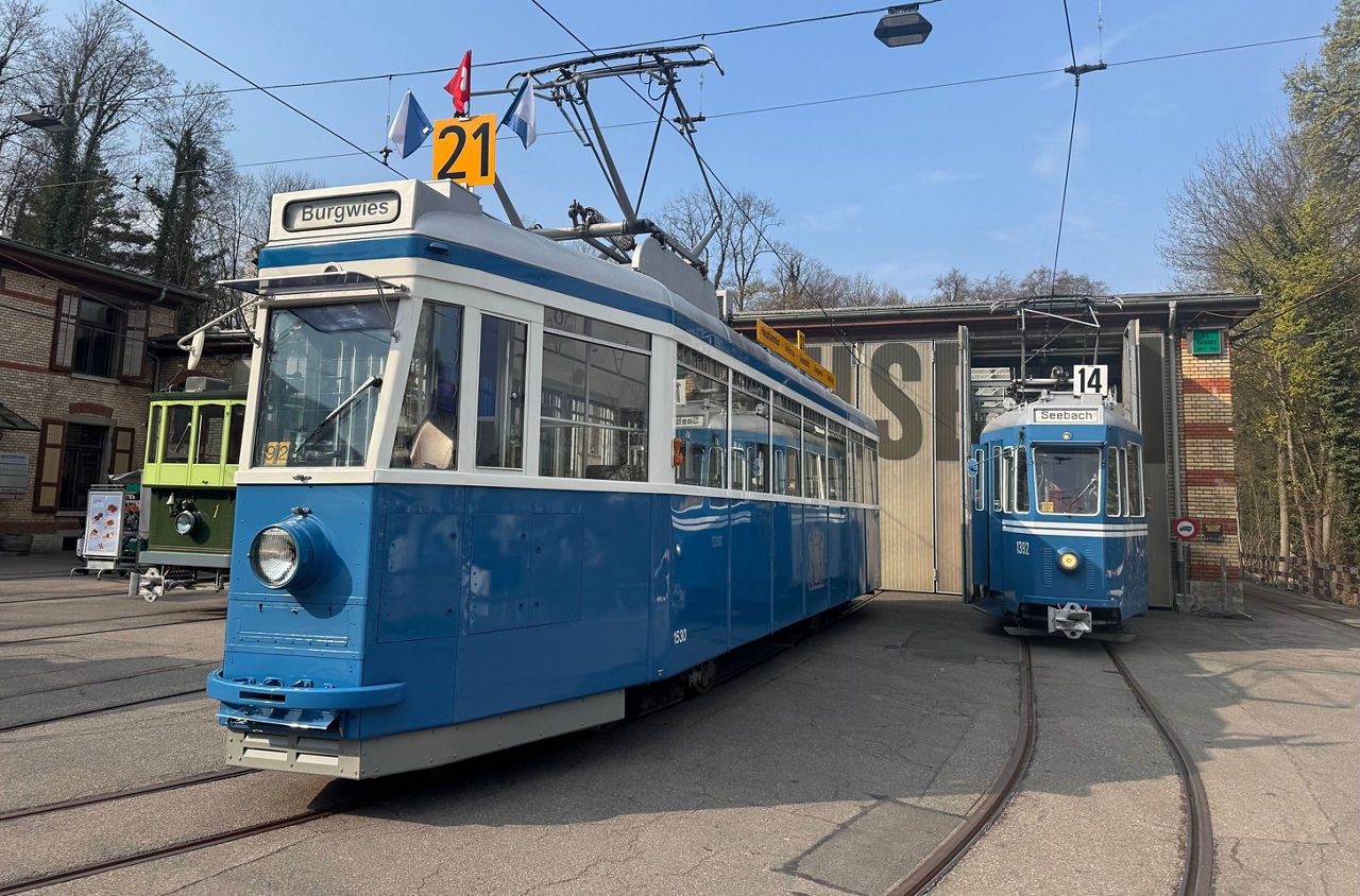 Drei alte Tram-Linien vor dem Tram-Museum in Zürich.