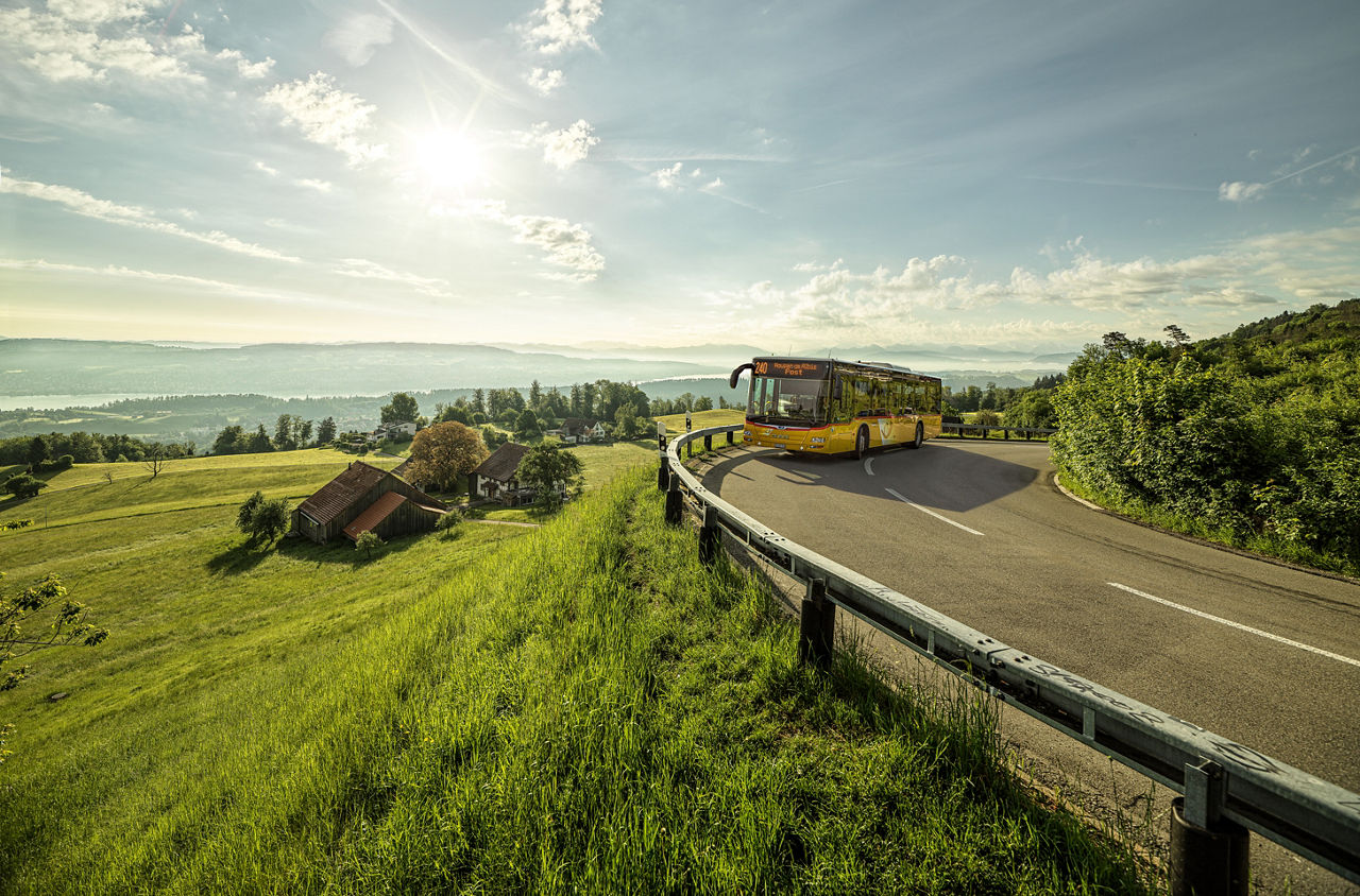Postauto auf dem weg nach Kappel am Albis.