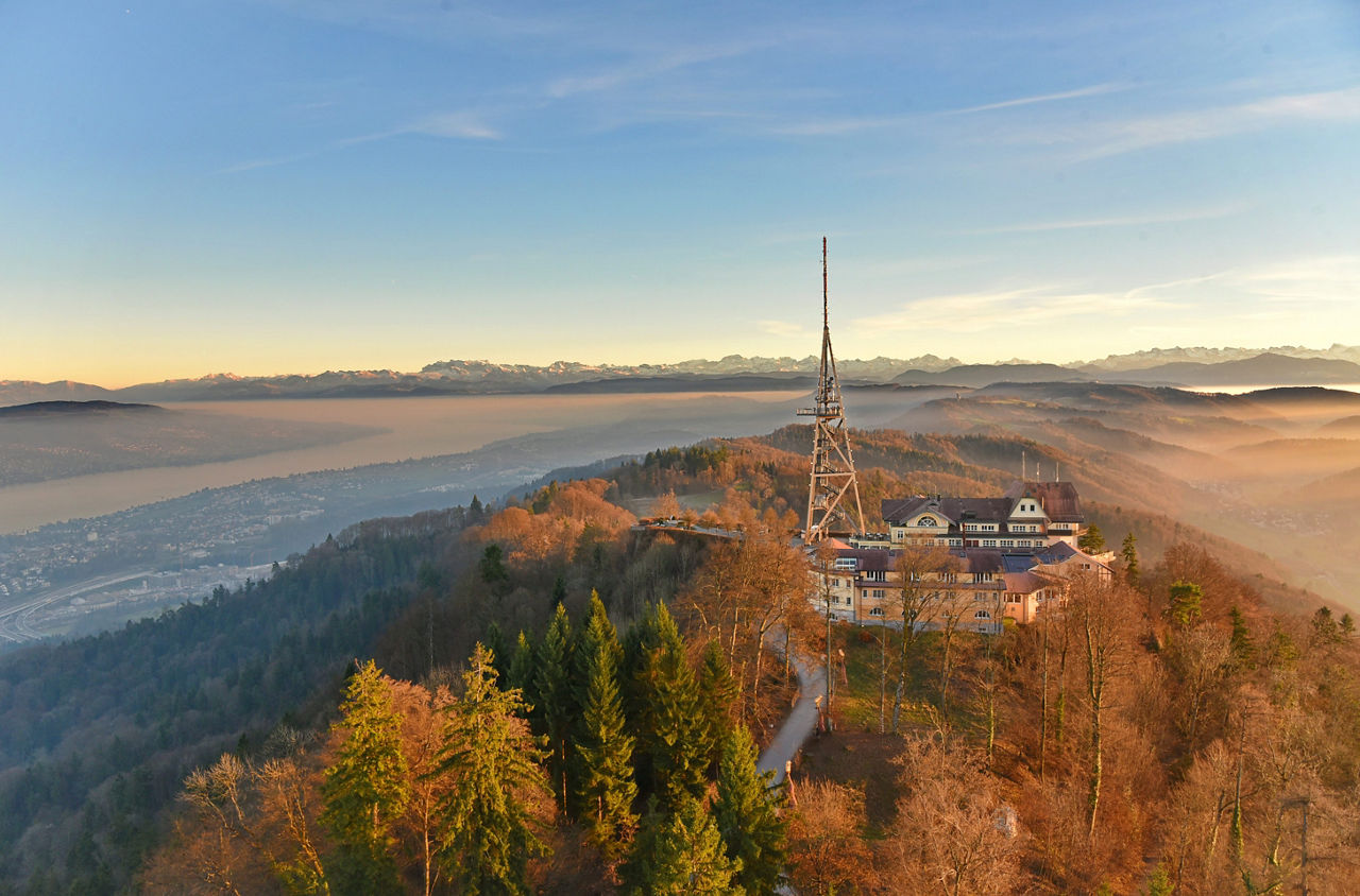 Sicht auf das Hotel Uto Kulm auf dem Uetliberg im Herbst