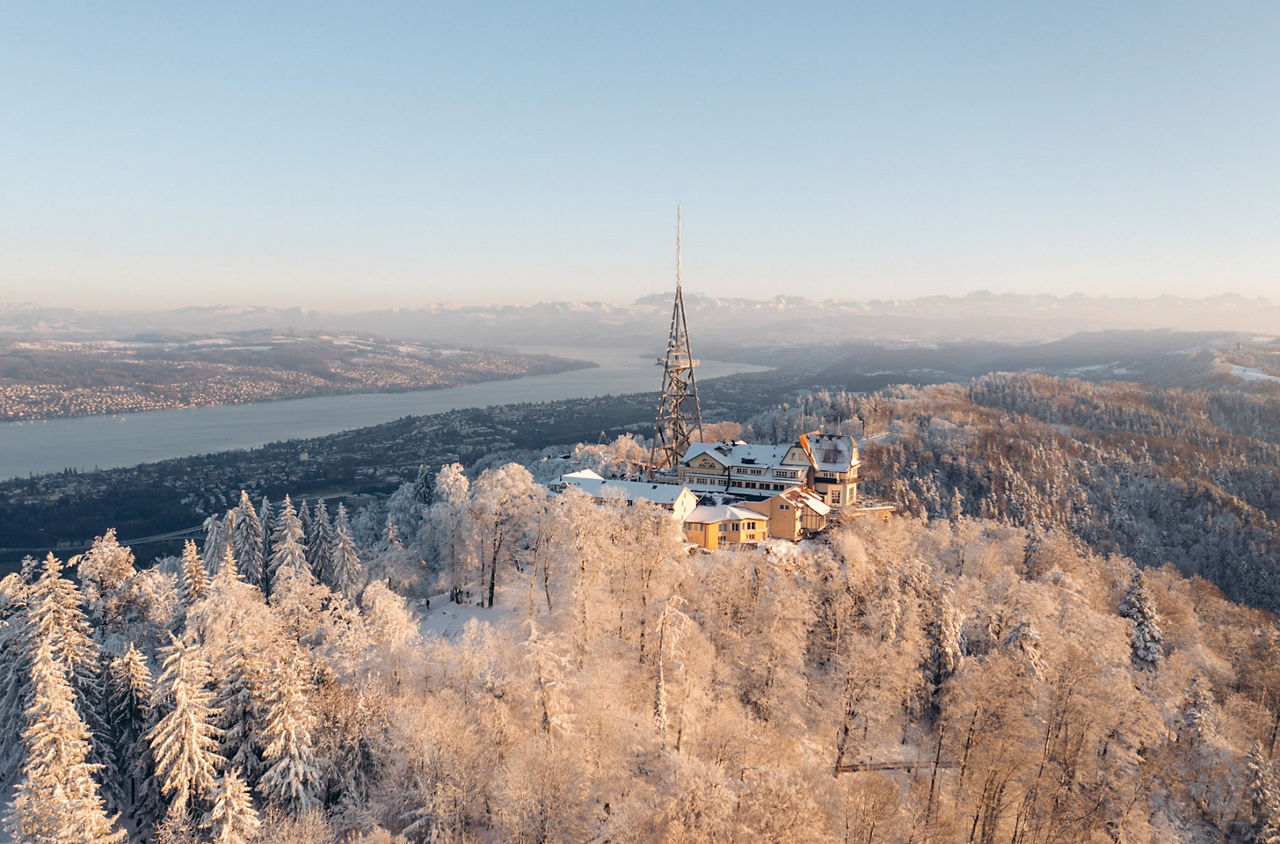 Sicht auf den schneebedeckten Uetliberg und das Hotel Uto Kulm