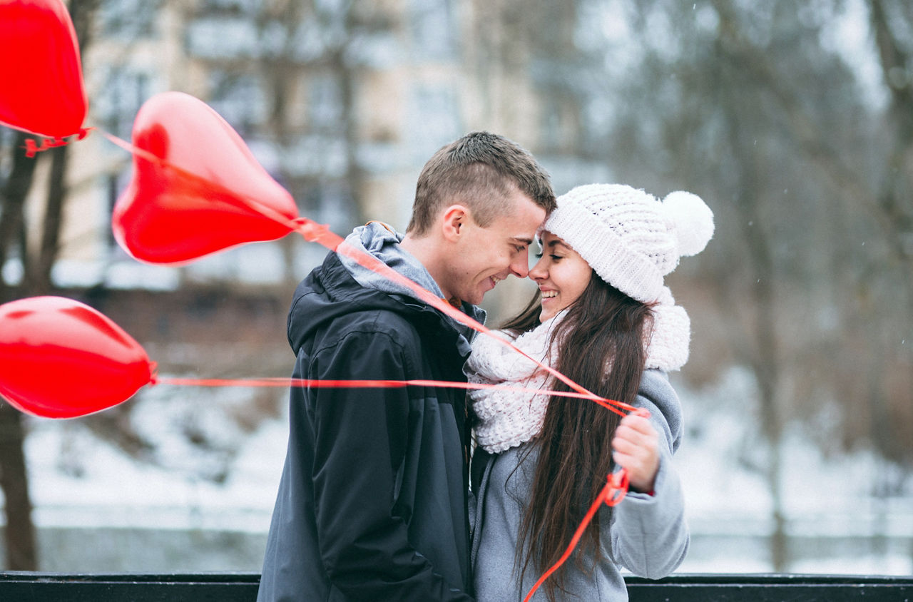 Pärchen mit Ballonen am Valentinstag in der Region Zürich