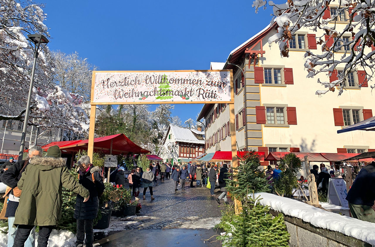 Eingangsplatz zum Weihnachtsmarkt Rüti