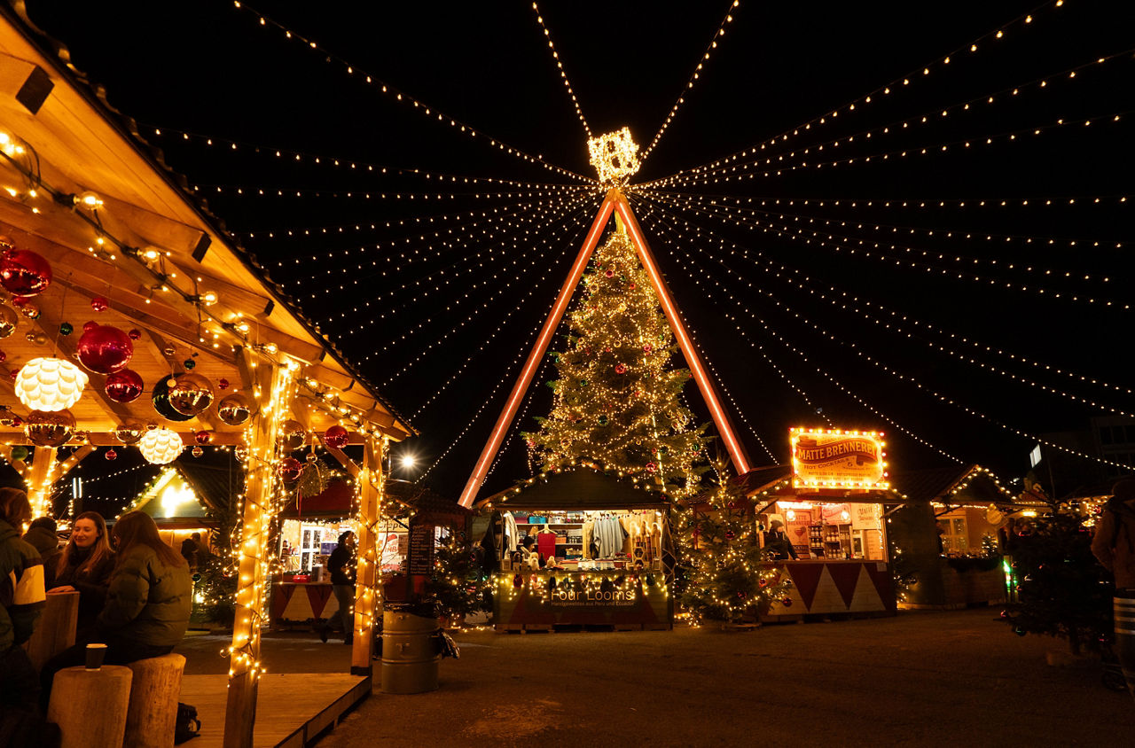 Ein hell beleuchteter Weihnachtsbaum am Winterthurer Wintermarkt.