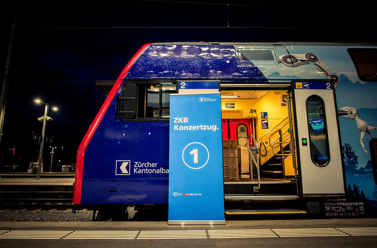 Frau am Ticketautomaten im Winter