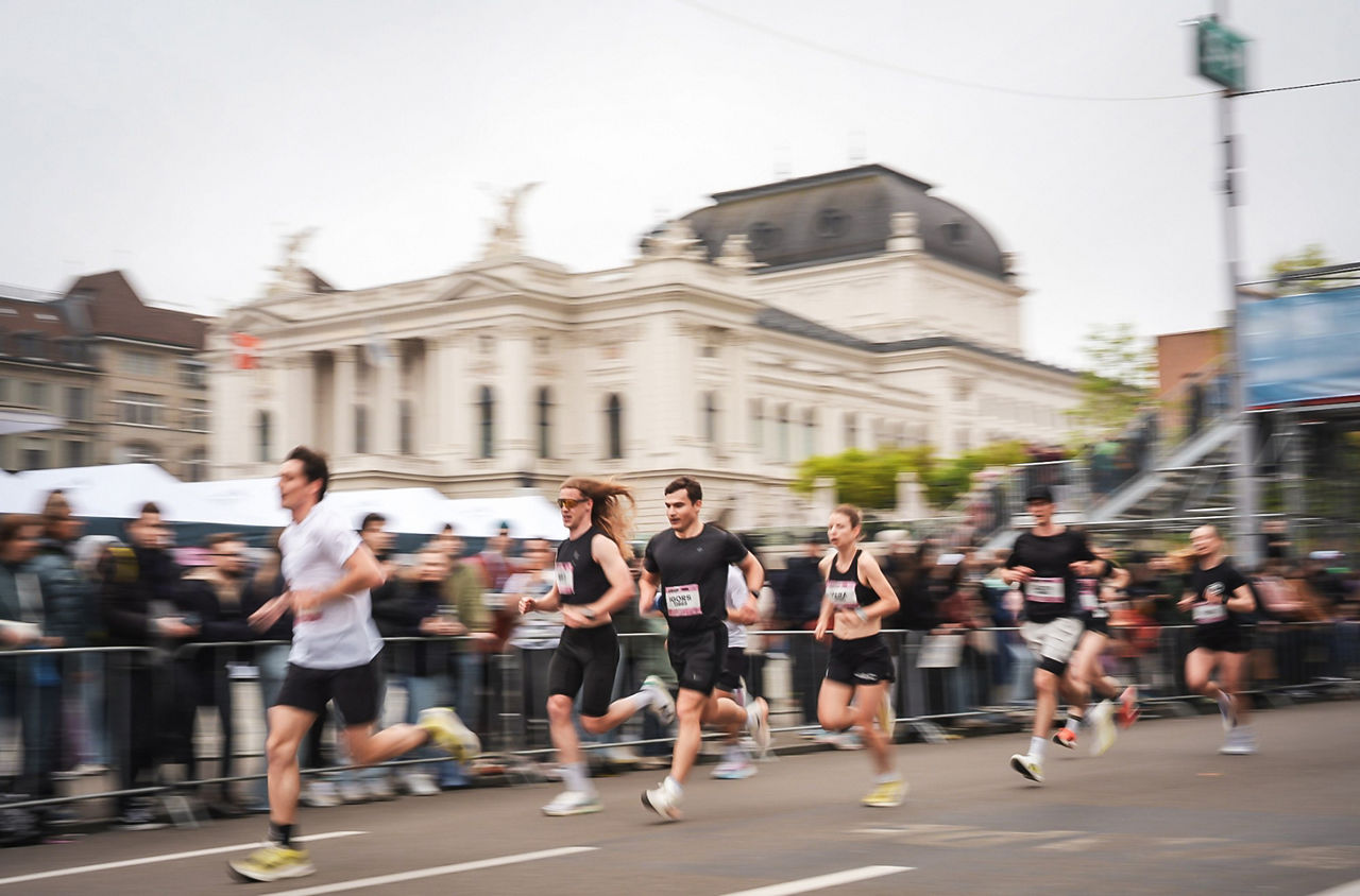 Rennende Personen vor dem Opernhaus Zürich. 