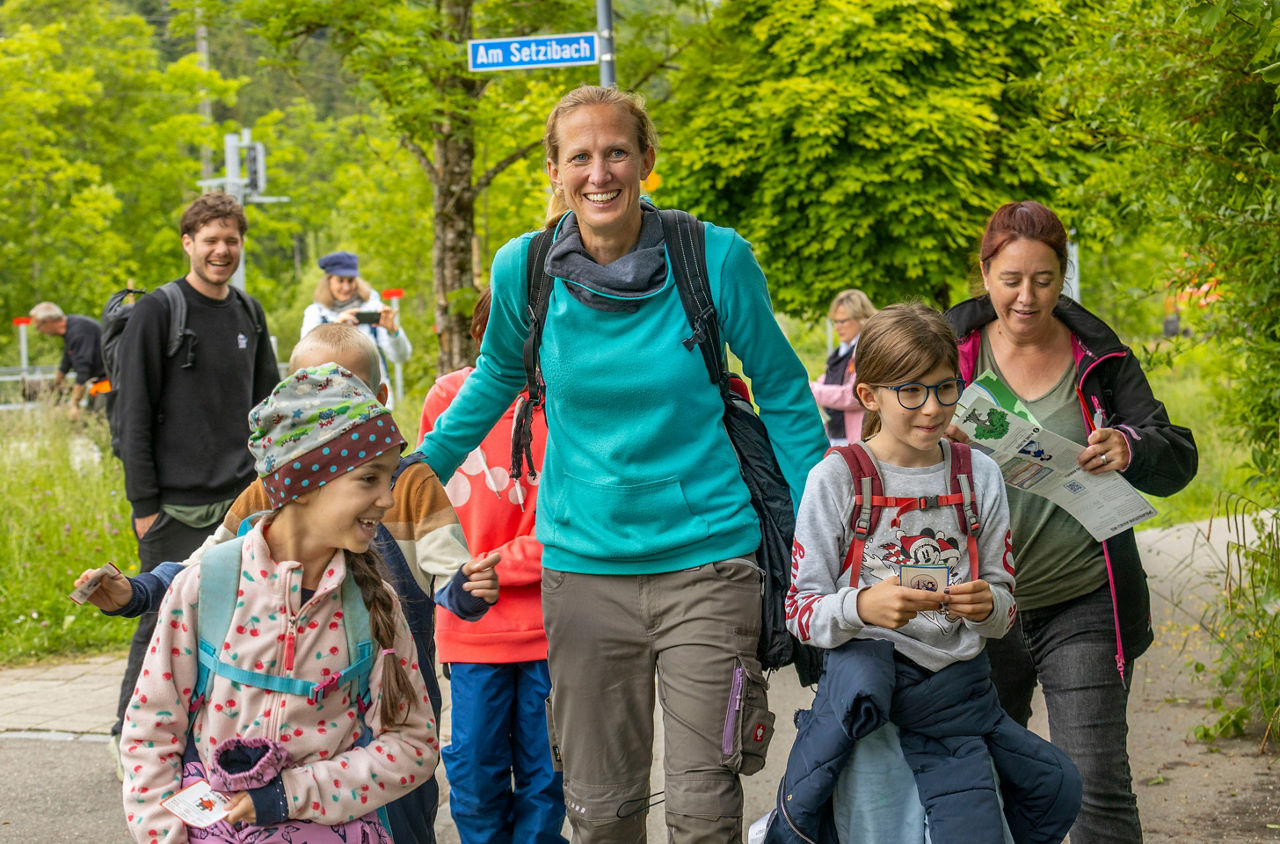 Gruppe von Personen auf dem Anneli-Weg im Zürcher Oberland.
