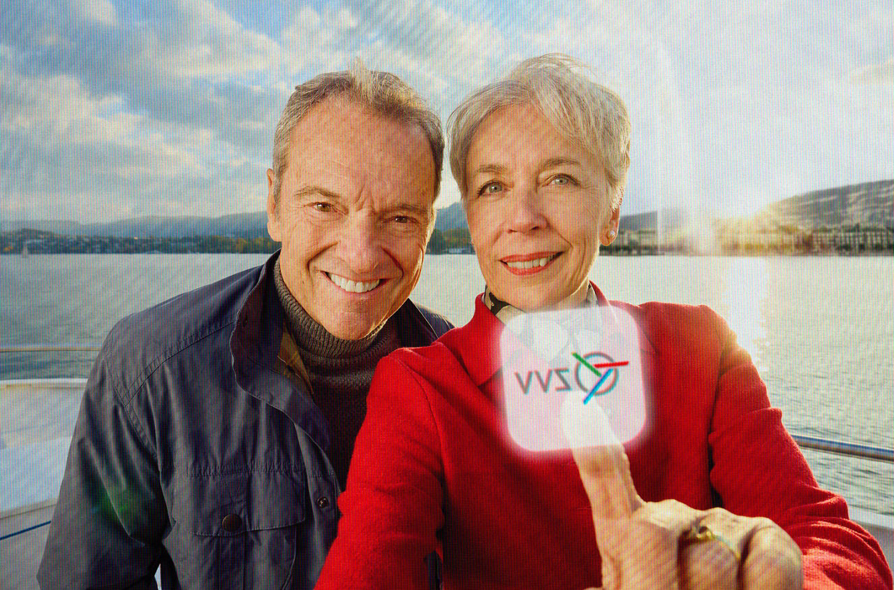 Ein Paar ist auf dem Schiff mit der ZVV-App unterwegs