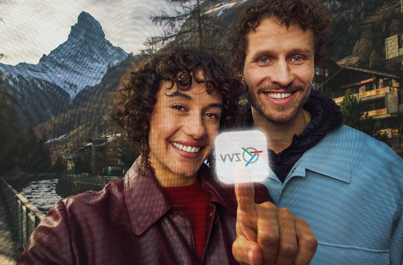 Ein junges Paar ist mit der ZVV-App in Zermatt unterwegs