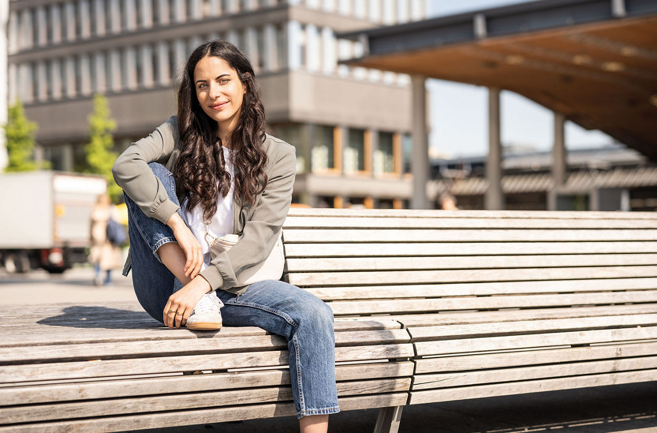 Frau sitzt auf Bank bei Europallee