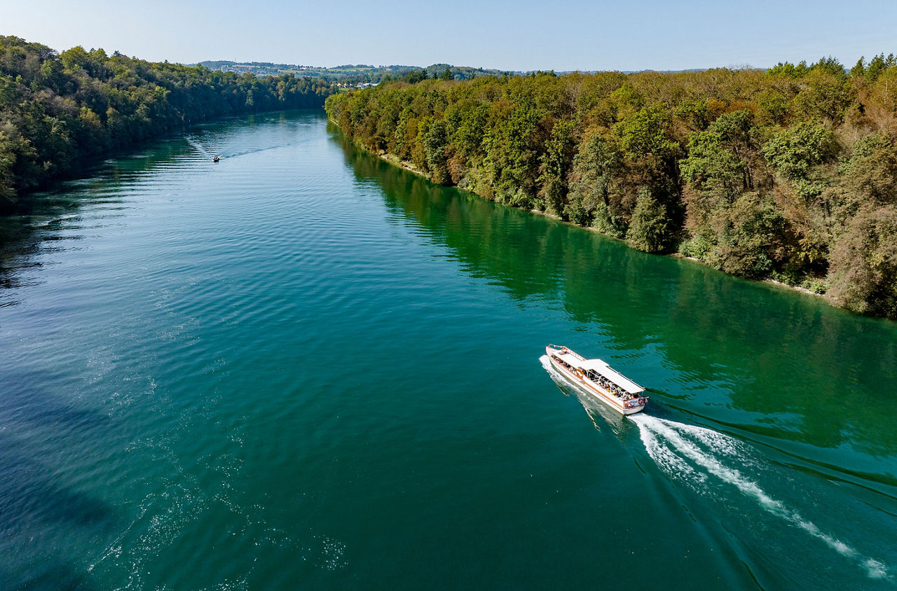 Mit dem Schiff durch die grüne Flusslandschaft